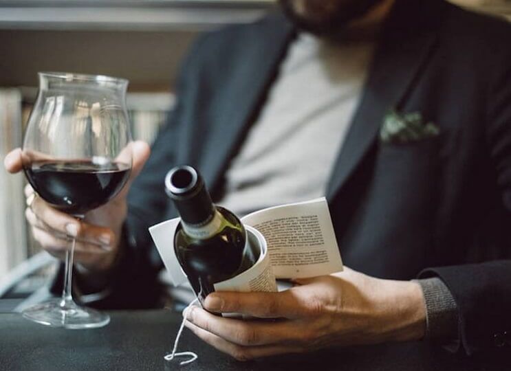 Esta-botella-de-vino-trae-historias-en-su-etiqueta-para-acompañar-ese-momento-con-lectura-06